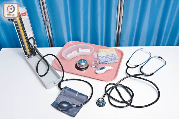 醫護支援人員需要用上不少醫療儀器或工具，圖有水銀血壓計、酒精消毒液、消毒棉、耳探等。